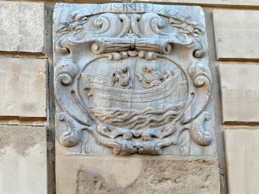 blason représentant la barque des Saintes Maries