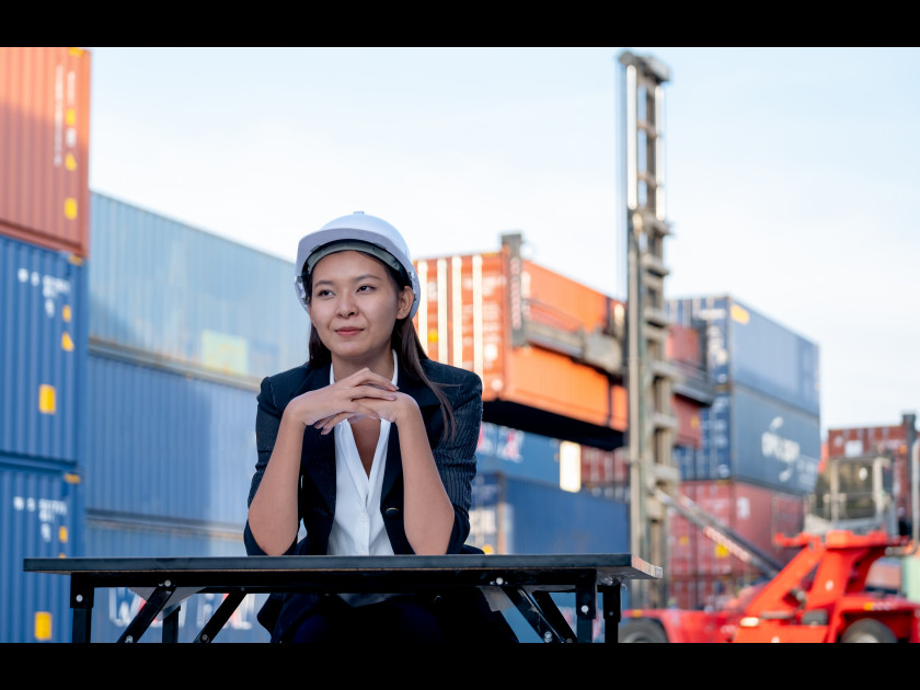 Femme ingénieur port chinois
