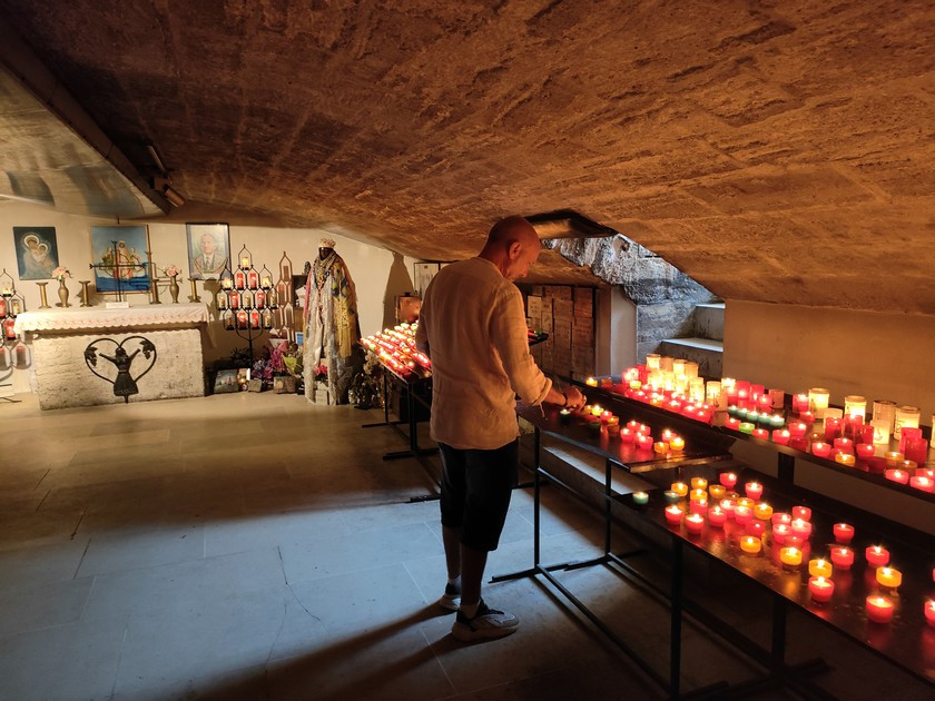 visiteur allumant une bougie à Sainte Sara